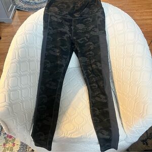 ON-THE-GO POWERHOLD® HIGH-WAISTED CAPRI